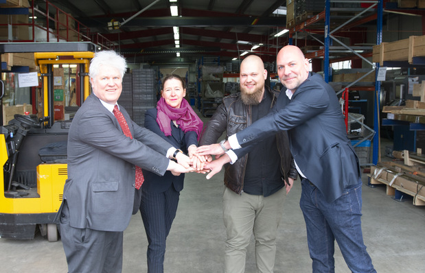 Besiegeln die künftige Zusammenarbeit (v.l.): Peter Reinecke (Vertriebsleiter KL megla), Nathalie Peters (Vertriebsleiterin CRL), Rafael D. Reinecke (Geschäftsführer KL megla) und Dominik Hinzen (Geschäftsführer CRL).