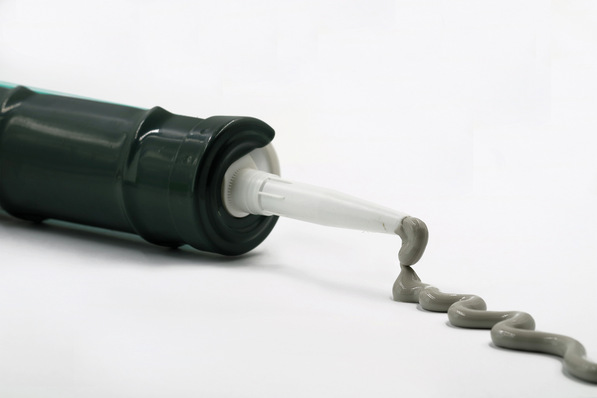 Silizium bildet die Basis für die Produktion von Silikonen – dieses Halbmetall ist derzeit Mangelware. Mit Ködilaze P von H.B. Fuller | Kömmerling
erhalten Fensterbauer die perfekte Silikonalternative.