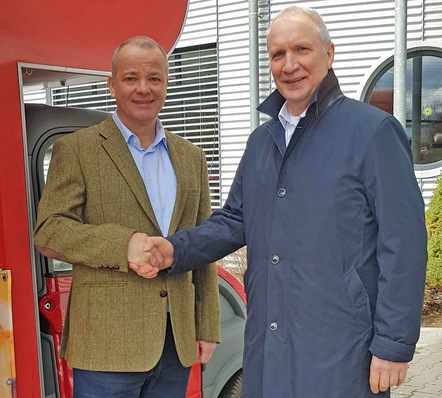 Geschäftsführer Günter Krohn dankt Frank Bublitz (l.) für seine engagierte Zusammenarbeit