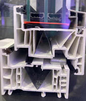 Artevo ist die spektakuläre Weiterentwicklung des Geneo-Profils mit der Rau-Fipro-X Verstärkung im PVC-Material. Der Einsatz der zum Patent angemeldeten LowE-Folie sorgt für eine einzigartig nachhaltige Lösung für passivhaus-zertifizierte Elemente.