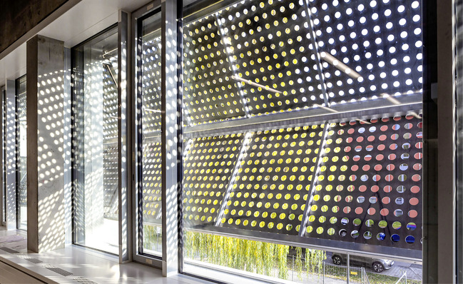 Hebefaltläden bieten in Ausführung der Fassadenansicht und Farbgestaltung ungeahnte Möglichkeiten für Architekten und Planer.