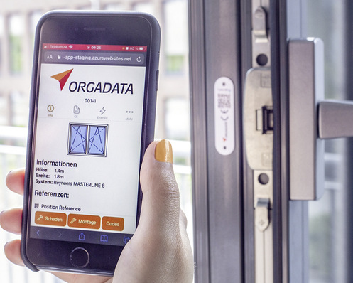 Alle Fertigungs­daten können ­direkt an einem Fenster angebracht werden, abrufbar über einen QR-Code und ein Passwort.