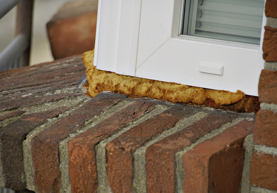 Ausbildung einer Anschlussfuge, eines über Eck gekoppelten Kunststofffensters, einschließlich des unteren Anschlusses zum Verblendmauerwerk. Hier klar zu sehen ist der bereits stark durch UV-Belastung zerstörte PUR-Schaum.