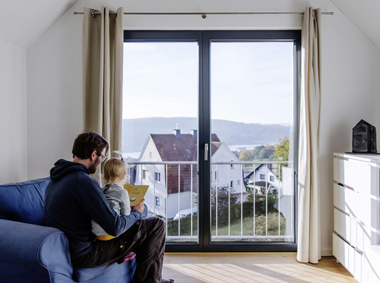 Mit dem neuen deckenden Farblack von Adler und den Qualitätsholzfenstern von Sorpetaler sind beste Aussichten für Klein & Groß garantiert!