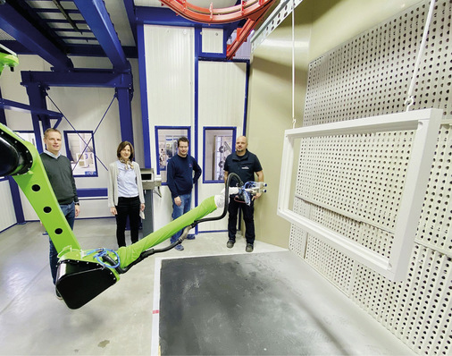 Partnerschaftliche Zusammenarbeit: Der neue CMA Lackierroboter wurde von ­Remmers gemeinsam mit Range + Heine geplant und realisiert. V.l.n.r.: Elmar ­Kaiser (Remmers), Claudia Max-Heine (Range + Heine), Christian Väth (Range + Heine), ­Simon Lübken (Remmers).