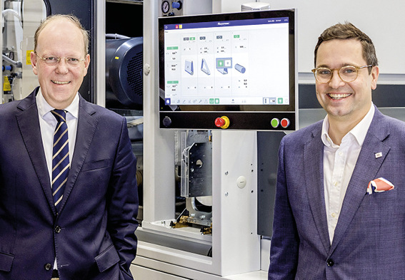 Christoph Giese, Geschäftsführer Karl Heesemann Maschinenfabrik GmbH & Co. KG (l.), und Frederik Meyer, Executive Vice ­President, Business Unit CNC Processing (r.) vereinbaren Partnerschaft.