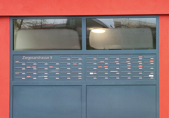 Versco bietet Briefkastenanlagen so an, dass sie exakt zu dem Objekt passen. Dabei kann zwischen einzelnen Briefkästen, Komplettlösungen und verschiedenen Optionen hinsichtlich Sicherheit, Design und Komfort gewählt werden.