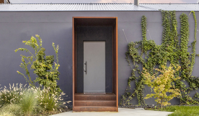 The Shell Passivehouse: Die Eingangstür vom Anbieter Finstral in flächig-schlichter Optik bietet einen ­komfortablen Ein- und Ausgang in dieses Niedrigenergie-Haus in Cesena.