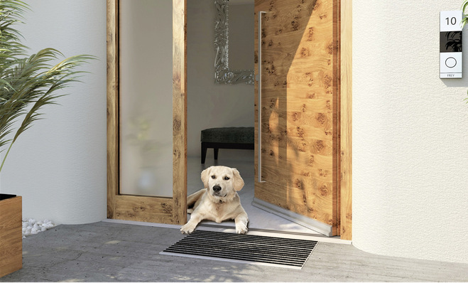 Sobald barrierefreie Haustüren nach DIN 18040-1 und -2 gefordert sind, müssen diese laut Nullschwellen-Stellungnahme aus dem Jahr 2013 konsequent mit Nullschwellen ausgestattet werden. Dabei entsteht neben einer zielgruppenübergreifenden Nutzbarkeit eine ergonomische und gestalterische Verbesserung für alle.