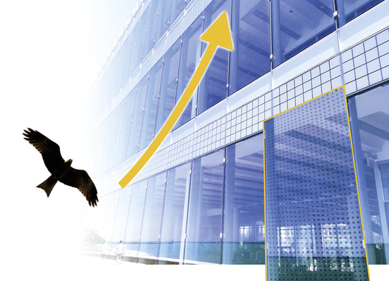 Der transparent-­dezente Laserdruck für Vogelschutzglas erfolgt zumeist in Punkten, diese werden so angeordnet, dass ein Vogel mit seiner Flügel­spannweite nicht hindurchpassen würde.