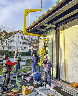 Bei Gebäude­vorsprüngen und Montagen unter Vordächern spielt der C-­Adapter von Heavy­drive seine ­Stärken aus.