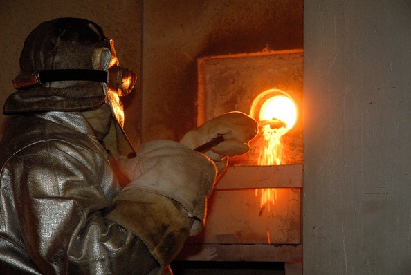 Floatanlage bei Saint-Gobain: Ein Techniker überprüft den Floatprozess. Künftig könnte dabei Wasserstoff statt Erdgas zum Einsatz kommen.