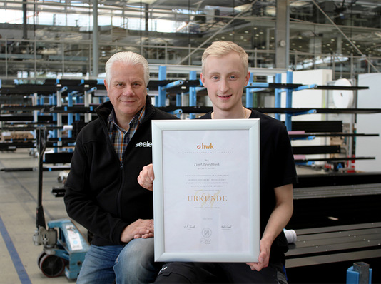Andreas Hurler, Ausbilder für gewerbliche Auszubildende bei seele, ist stolz auf seinen Jungen Kollegen:  Tim Blank wurde las bester Absolvent im Beruf Metallbauer Konstruktionstechnik in Schwaben.