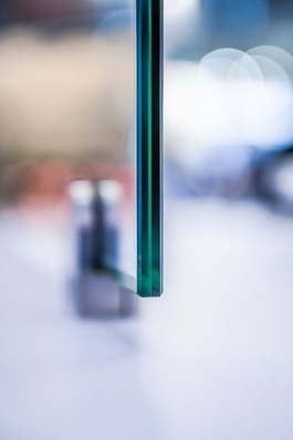 Das Vakuum-Isolierglas Fineo ist filigran (Dicke ab 6 mm) und lässt rund 20 Prozent mehr Tageslicht ins Gebäude. Es, erzielt höhere solare Energiegewinne, ist farbneutraler in der Durchsicht und verbessert den Schallschutz im Schnitt um 3 Dezibel.