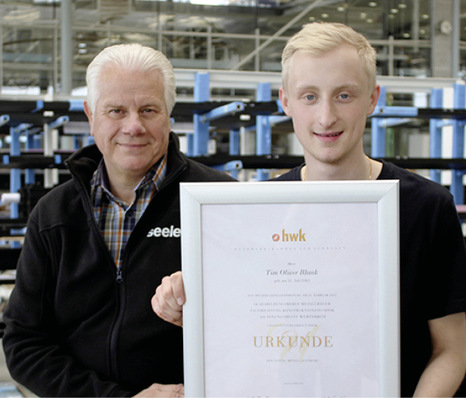 Andreas Hurler, Ausbilder für gewerbliche ­Auszubildende bei seele, ist stolz auf seinen Jungen Kollegen: Tim Blank wurde als bester Absolvent im ­Beruf Metallbauer Konstruktionstechnik in Schwaben ausgezeichnet.
