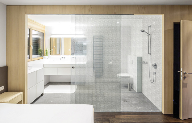 Mit seiner Laufschienenhöhe von nur 40 mm eignet sich das Schiebetürsystem GM Toproll Smart von Glas Marte sehr gut für Sanierungen und Renovierungen. Zudem sind die Türen barrierefrei.