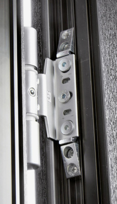 Speziell für die hohen Ansprüche an Haus­ türen mit einem Gewicht bis 160 kg hat SFS das Rollentürband Dynamic 3D-20 entwickelt, das auf der  FENSTERBAU  im Fokus steht.