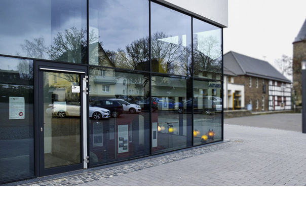 Im direkten Vergleich zum Türrahmen wird die enorme Schlankheit der Pfosten und Riegel besonders deutlich sichtbar.