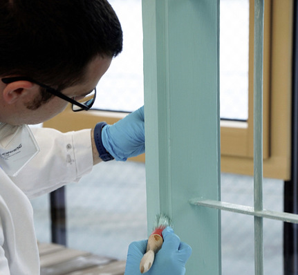 Einer von vielen Vorteilen des Histo-Systems: Zwei Produktvarianten erlauben ­eine Spritzapplikation ebenso wie das klassische Streichverfahren – und zwar nicht nur in Weiß, sondern auch in vielen weiteren Farbtönen.