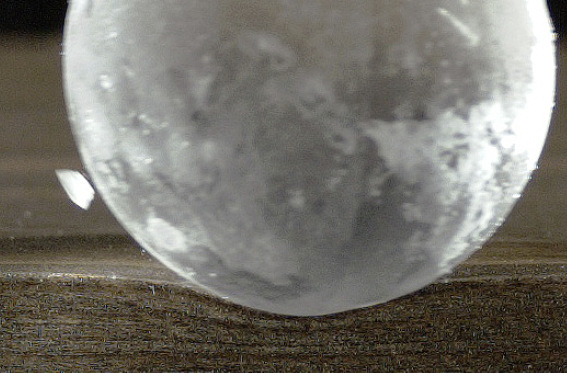 Als Messeneuheit zeigt Teknos die Premium-Endbeschichtung Teknofinish Hailresist 4800, die Holzfenstern und -türen einen besonderen Schutz vor Hagelschäden verleiht.