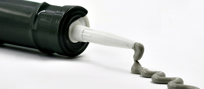 Silizium bildet die Basis für die Produktion von Silikonen – dieses Halbmetall 
 ist derzeit Mangelware. Mit Ködiglaze P von H. B. Fuller | Kömmerling erhalten  ­Fensterbauer die perfekte Silikonalternative.