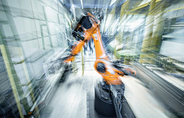 Automatisierung sowie der Einsatz von Robotern unterstützen den Glas-Betrieb, wenn die Fachkräfte fehlen.
