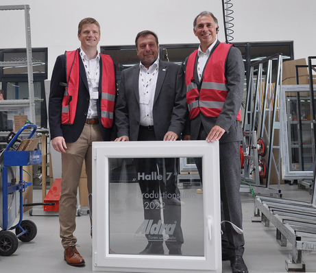 Jan-Peter Albers, Stefan Limberg und Hanjo Junkelmann (v. re.) in der Halle 7 bei Aldra.