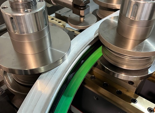 Anders als im Bereich Kunststoff, werden die Aluminium Profile beim Biegevorgang gewalzt.