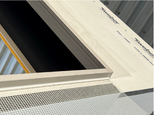 Die Zargen lassen sind individuell konfektionieren. Auf der Baustelle werden die Zargen nur noch auf die vorher montierten Fenster „gesteckt“ und mit dem WDVS umkleidet.