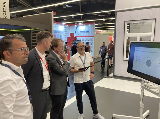 Die GLASWELT und das Team des Gentner-Verlags lassen sich auf dem Salamander Messestand von Till Schmiedeknecht (r.) die Ideen und Innovationen vorführen.