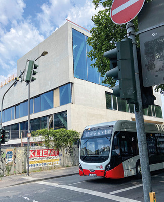Die bis dato größten VSG Scheiben (7,95 × 2,97 m), die mit der neuen Vogelschutz­folie ausgestattet sind, ­findet man in Köln. Die ­Scheiben wurden von Thiele Glas ­gefertigt.