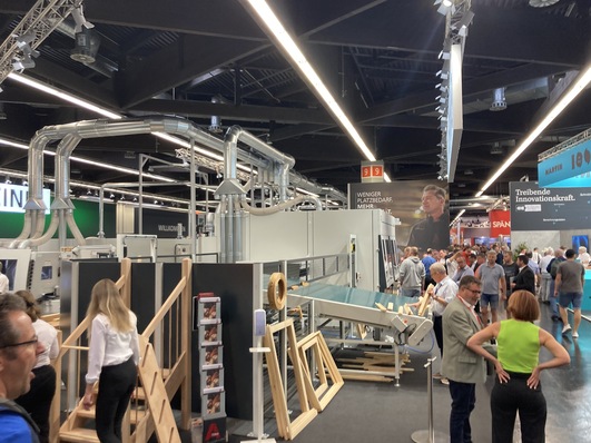 Dichtes Gedränge auf und am Messestand der Weinig Gruppe. 