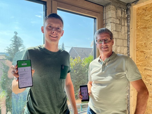 Sebastian und Frank Walch nach einer erfolgreichen (Erst-) Montage der NFC-Chips bei einem Neubau. Der gesamte Montageprozess wird dabei in der App dokumentiert und auch die Abnahme erfolgt digital.