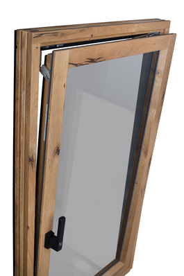 „Josko Design-Check“ bestanden: Die „Roto NX TiltSafe“-Sicherheitsschließstücke sind bei geschlossenem Fenster ebenso unsichtbar wie die vollverdeckte Bandseite. Bleibt das Fenster dagegen gekippt, sieht man die stabilen Schließstücke schon von außen deutlich. 