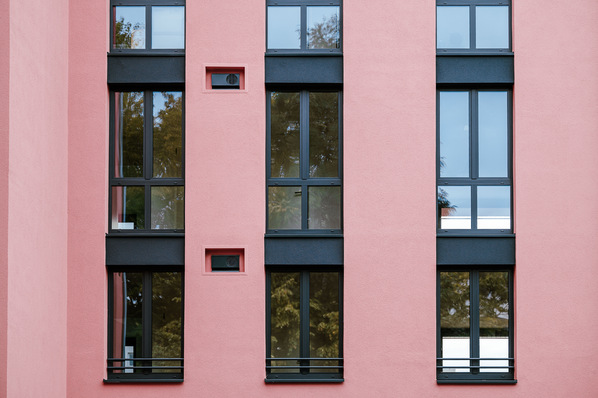 Hier kam das Fensterprofilsystem „Elegant ThermoFibra Infinity“ aus dem Hause Deceuninck zum Einsatz. Es verbindet minimalistisches Design mit exzellenter Wärmedämmung und einem hohen Anteil an Recyclingmaterial in den Profilen.