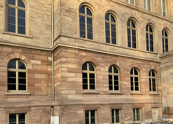 Die Fassade des ‚Forum Wissen‘ in  Göttingen erhielt 200 Fenster, die mit schaltbaren eyrise s350 Flüssigkristallgläsern ausgestattet sind.