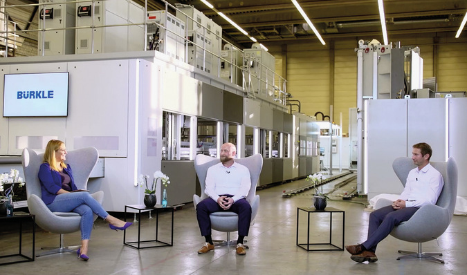 Beim Expert Talk im Bürkle Werk in Freudenstadt erläuterte Robert A. Gaiser (Mitte) und Daniel Klaus die Details zur VSG-Anlage. Links im Bild Moderatorin 
Dorothee Gelmar, die durch den Event führte.