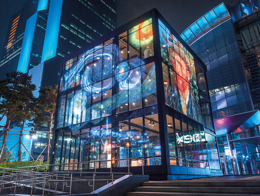 Mit einer Fläche von 1200 m² besitzt der Cube im ­Coex Cinema in Seoul, eine der größten Media ­ fassaden, die mit LOCA realisiert wurde. In dem transparenten ­Verbundglas sind LED integriert.﻿
