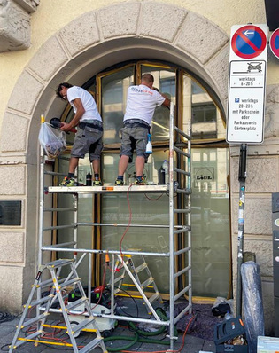 Hier schützen die Folien Gläsern und Fensterrahmen. Zudem wurden auch die inneren Türbögen geschützt.