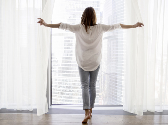 Für ein angenehmes Raumklima zu jeder Jahreszeit: Die Lüfter „ZFH 35-5“, „ZFH 40“ sowie „Arimeo Classic S“ von German Windows ermöglichen über innovative Zuluft-Elemente eine permanente Frischluftzufuhr – sogar bei geschlossenem Fenster.