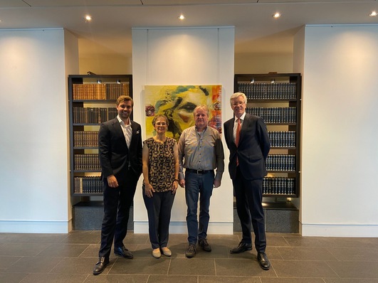 Im August 2022 unterzeichneten Daniel Kurpiers (Hörmann), Sandra Dixius, Klaus Grothaus (beide Grothaus) und Christoph Hörmann (v.l. persönlich haftender Gesellschafter der Hörmann Gruppe, den Kaufvertrag.