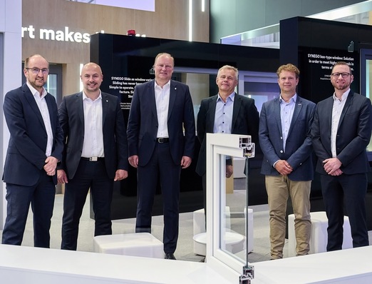 Gemeinsames Meeting der Rehau- und AGC-Führungsteams anlässlich der Kooperationsunterzeichnung bei Rehau in Erlangen in der World of Windows.