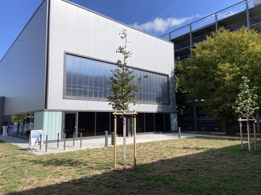 Das Glass Competence Center (GCC) zur Entwicklung neuer Glas- und Fassadenprodukte verfügt neben den vielfältigen Möglichkeiten zur Glasbearbeitung auch über einen 3,6 x 12m großen Fassadenprüfstand.