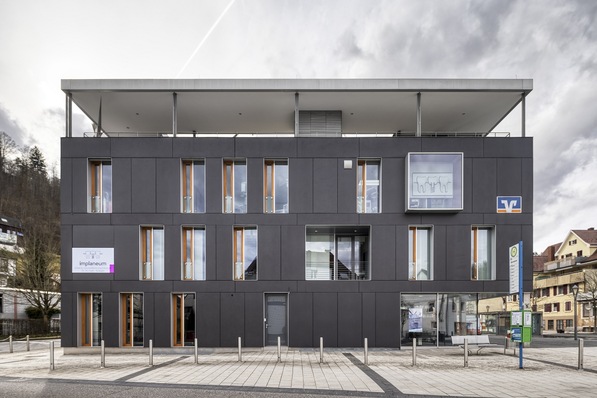 Was einmal als Bankgebäude geplant wurde ist heute nach dem Umbau im Inneren eine Zahnklink.