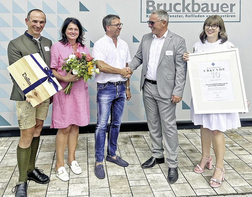 Gratulation zum 50-jährigen Firmenjubiläum und zur zehnjährigen Partnerschaft mit Veka (v.l.): Markus Scheuerer (Technischer Außendienst Veka), das ­Inhaber-Ehepaar Christine und Bernhard Bruckbauer, Veka Gebietsrepräsentant Michael Wiebe sowie Tochter Valentina Bruckbauer, mit der vor zwei Jahren die dritte Generation ins Unternehmen eingetreten ist.
