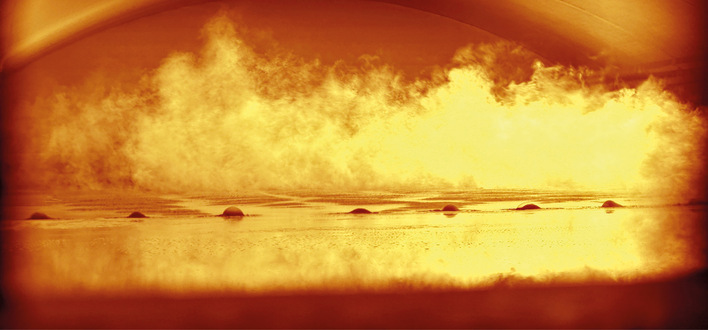 Ein Blick auf die fast flüssige ­Floatglas-Masse im Ofen.