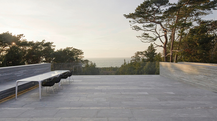 Gläserne Weitsicht: Erst mit einem Kantenabschluss aus Glas erfüllt ein Ganzglas-Geländer diesen Anspruch komplett: Hier eine sedak-Brüstung mit reiner Glaskante.