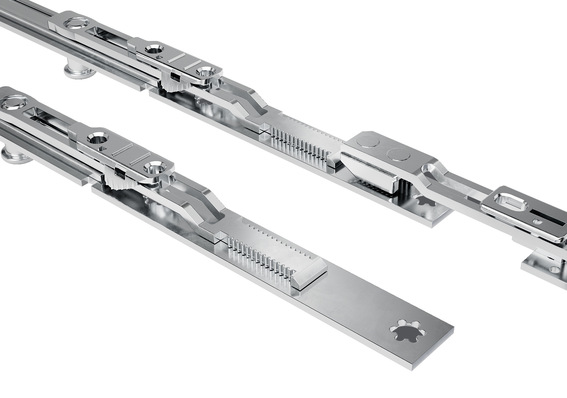 Die Feinverzahnung mit 1,5 mm Zahnteilung und großen Koppelfasen garantiert ein sicheres und exaktes Fügen mit weniger Koppelspiel – Präzision, die man bei der leichtgängigen Bedienung des Fensters spürt.