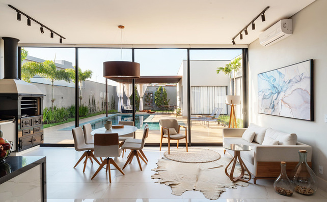 Die Glasprodukte der neuen Serie „Guardian Sun“ lassen sich individuell an die Anforderungen verschiedener Klimazonen anpassen. Der Einsatz der optimal abgestimmten Gläser ermöglicht so zu allen Jahreszeiten ein behagliches Zuhause.