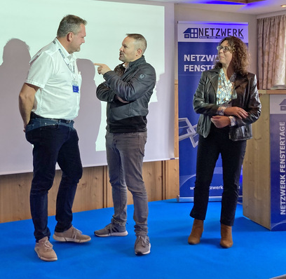 Was Unternehmer von Geheimagenten lernen können, das zeigte mit viel Humor der Ex-Geheimagent Leo Martin mit "Freiwilligen" aus dem Publikum.